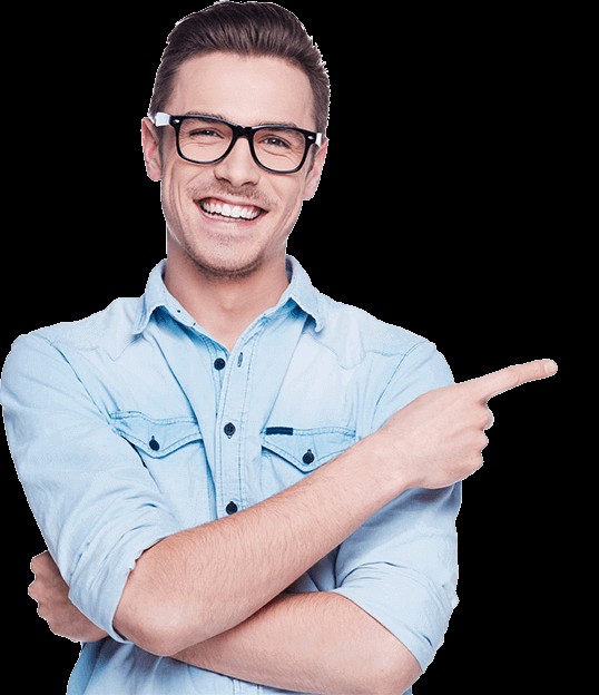 Diseñador organizando wireframes y materiales de color sobre una mesa